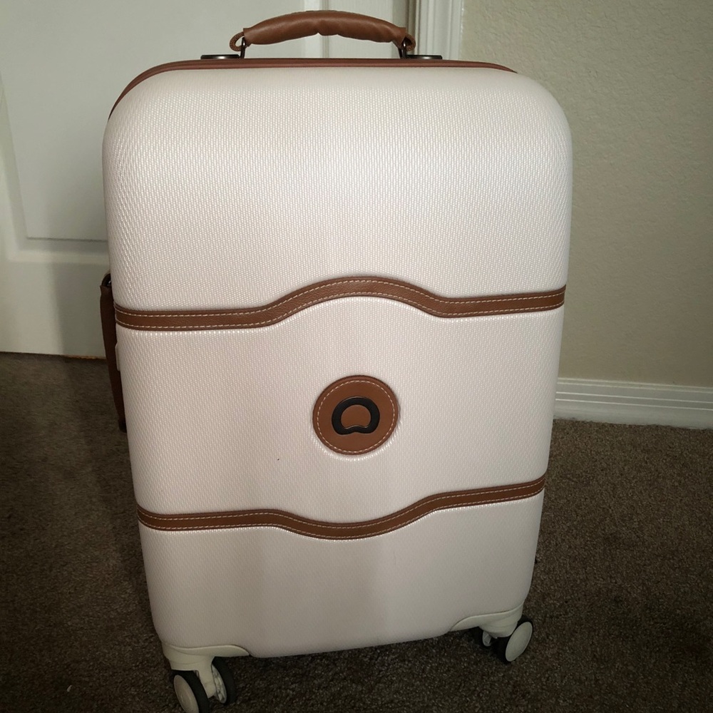 Delsey chatelet carry-on spinner
